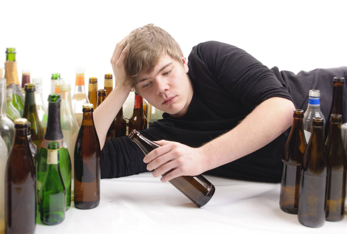 подросток с бутылками алкоголя