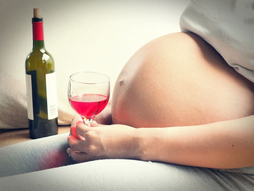 беременная женщина с бокалом вина